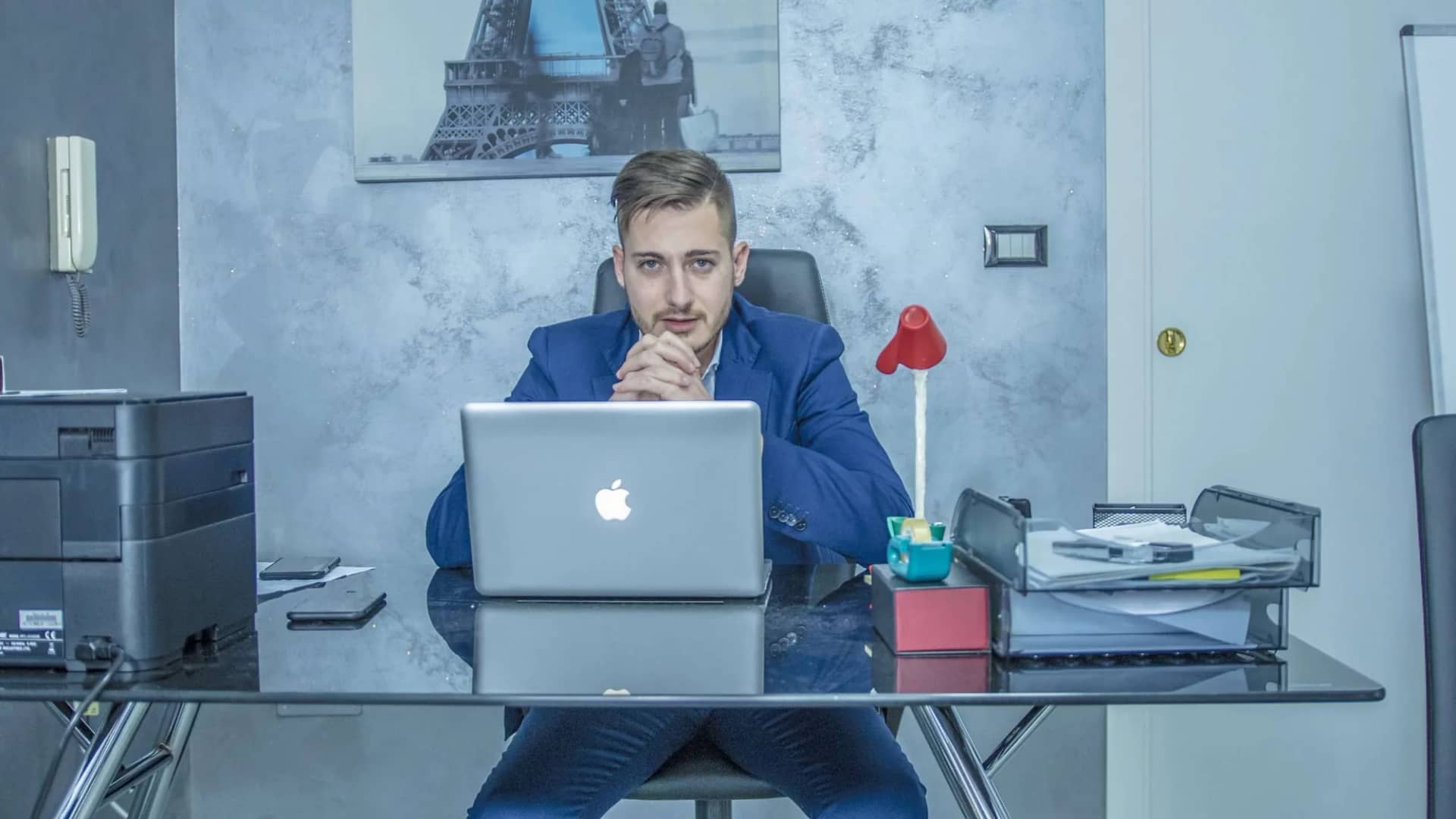 Luca Avallone alla scrivania del suo studio
