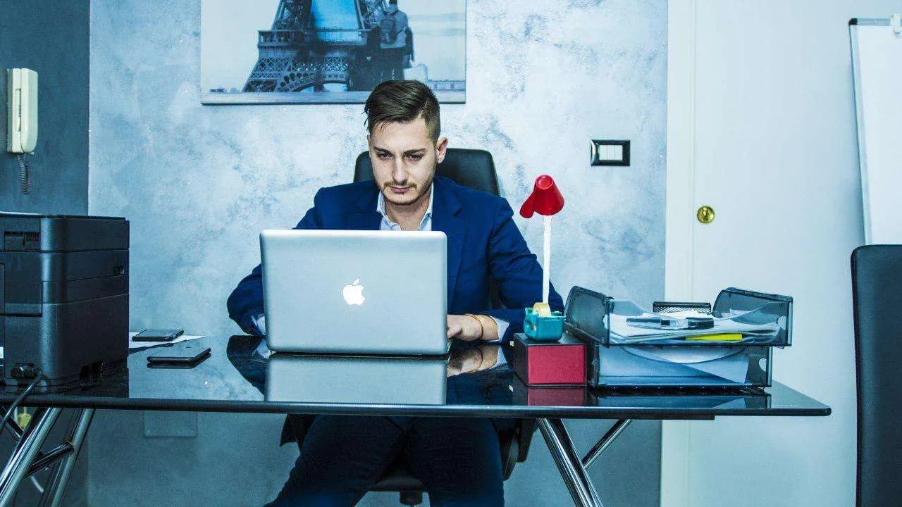 Luca Avallone alla scrivania mentre lavora su uno store